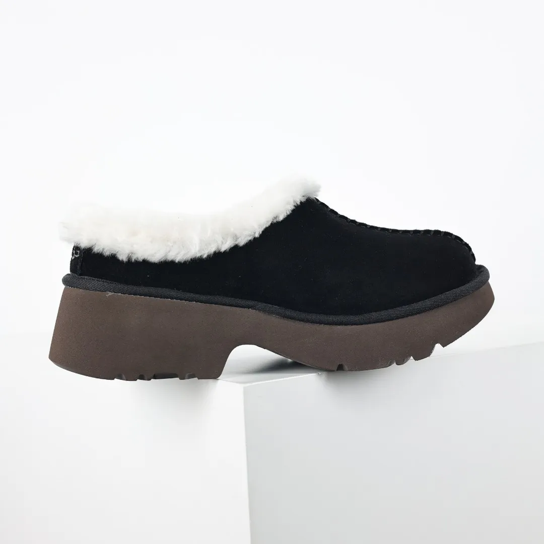 Pick up locally 💰560 Core recommended good price It is a very suitable choice for home use. In recent years, uug has launched a series of styles, which are partially geared towards the preferences of young consumers and have also moved to the forefront of fashion trends. Shoe body material: water-repellent coated suede upper, 17 mm UGGPURE™ implantable wool insole, lightweight non-slip and comfortable rubber outsole, with brand LOGO and trademark, with full packaging Size: 35 36 37 38 39 40